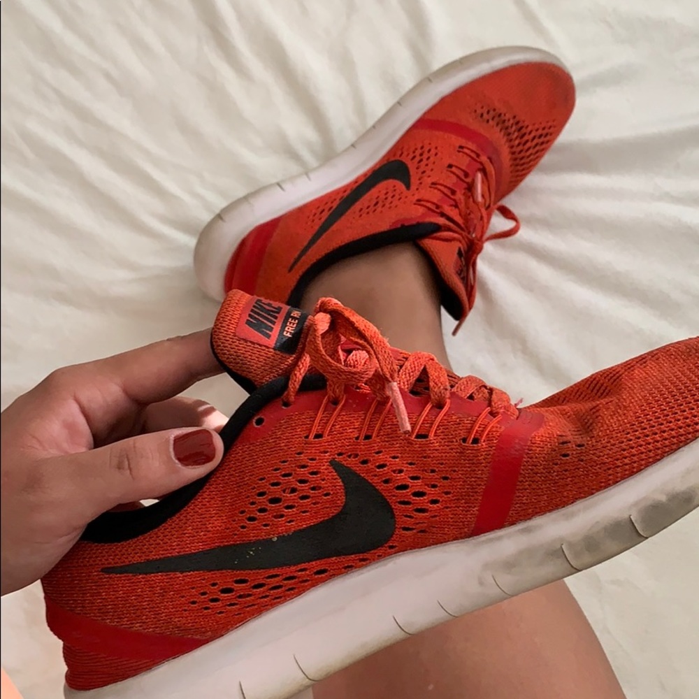 RED NIKE FREE RN